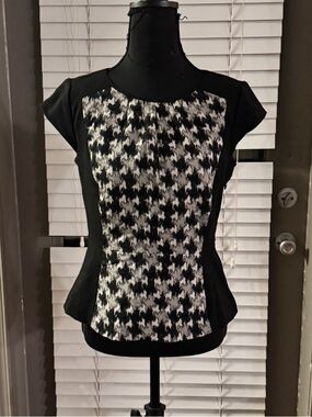 Dassiques Entier Black & White Houndstooth Cap-Sleeve Peplum Top, Size Small